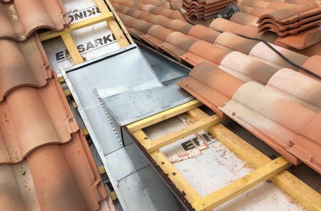 Comment réparer l’étanchéité de la toiture sans retirer les tuiles existantes à Guyane ?